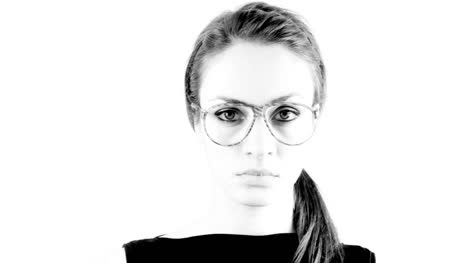 mujer con gafas mezcla 0 01