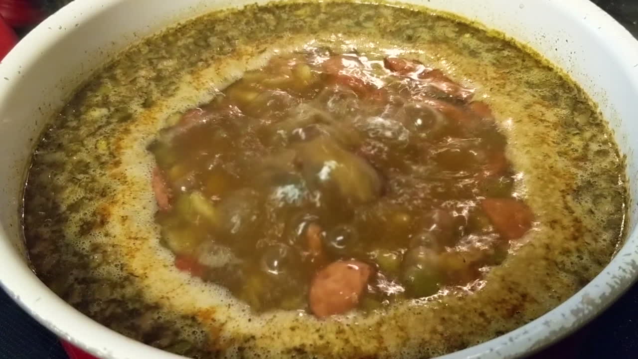 una olla hirviendo de frijoles rojos cajún y arroz con hierbas