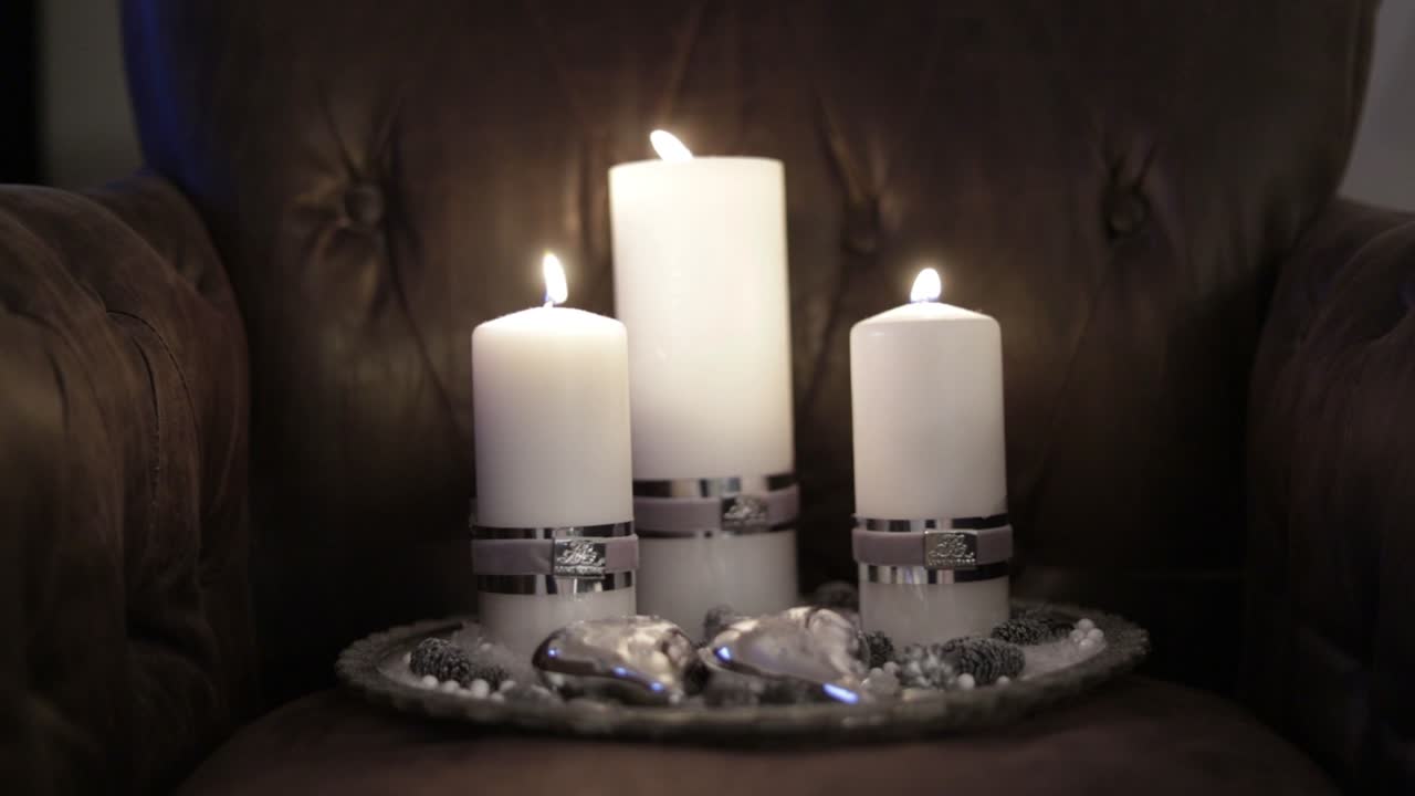 la luz de las velas de navidad blanca arde