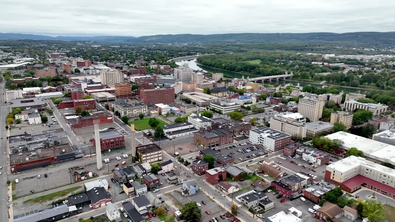 Widok z powietrza na miasto z rzeką