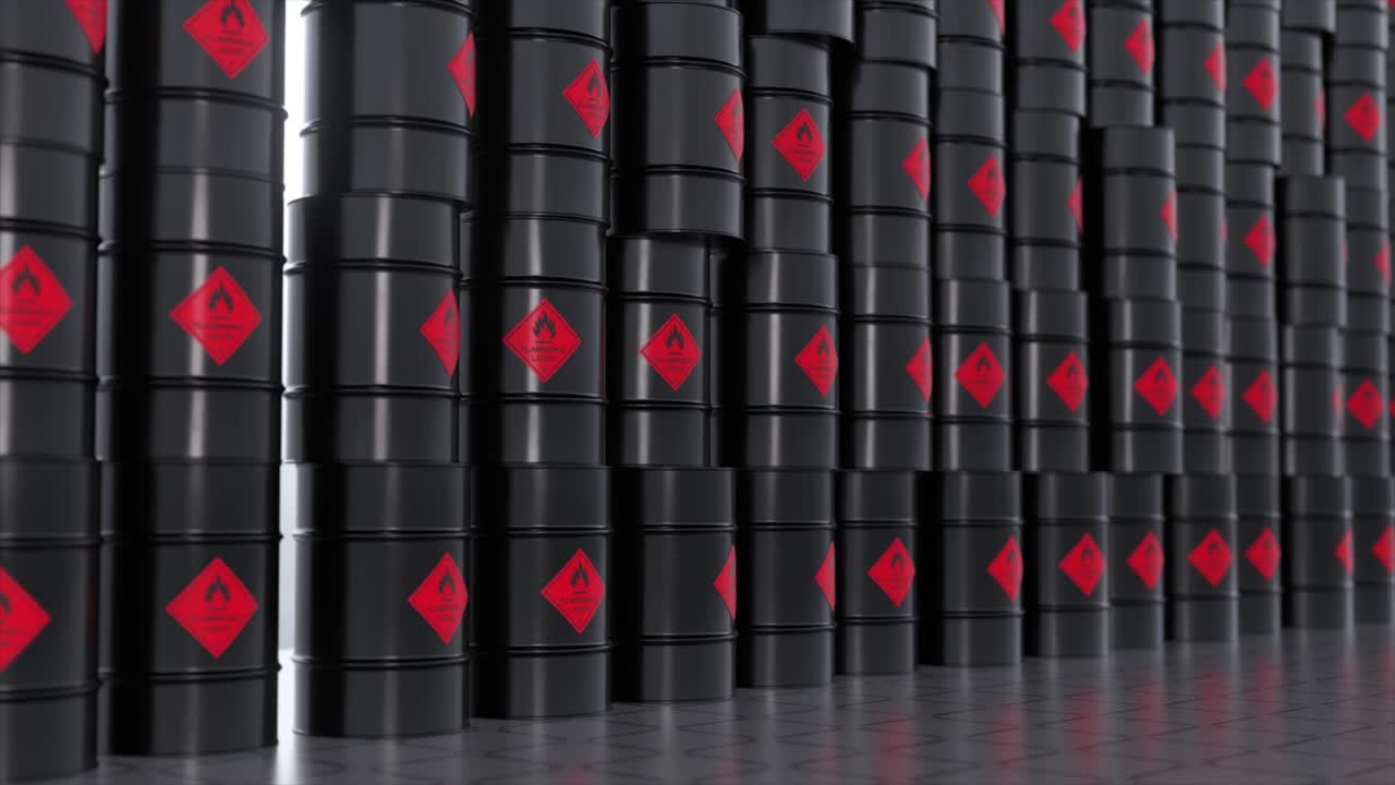 불타는 경고 라벨이 붙은 검은색 기름 배럴