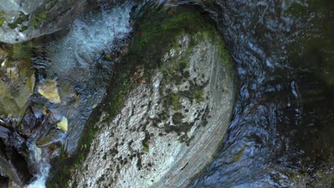 río de montaña que fluye sobre rocas y cantos rodados en el bosque, desfiladero de bistriski vintgar en la montaña pohorje, eslovenia, concepto ecológico de agua limpia, recursos naturales, vista de pájaro desde arriba
