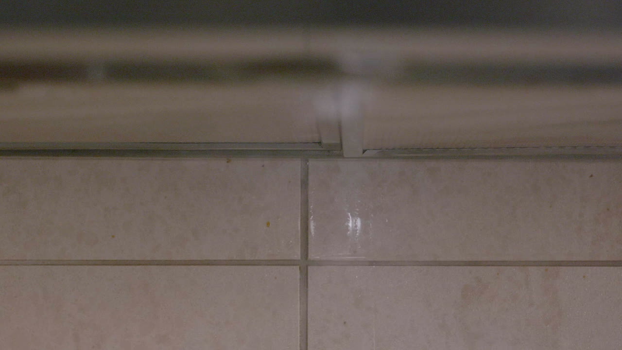 Extractor fan with steam from steam cooker