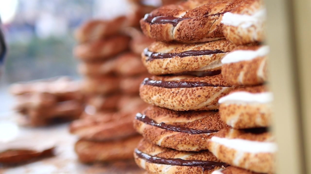 Simit turco impilato con ripieni di cioccolato e crema