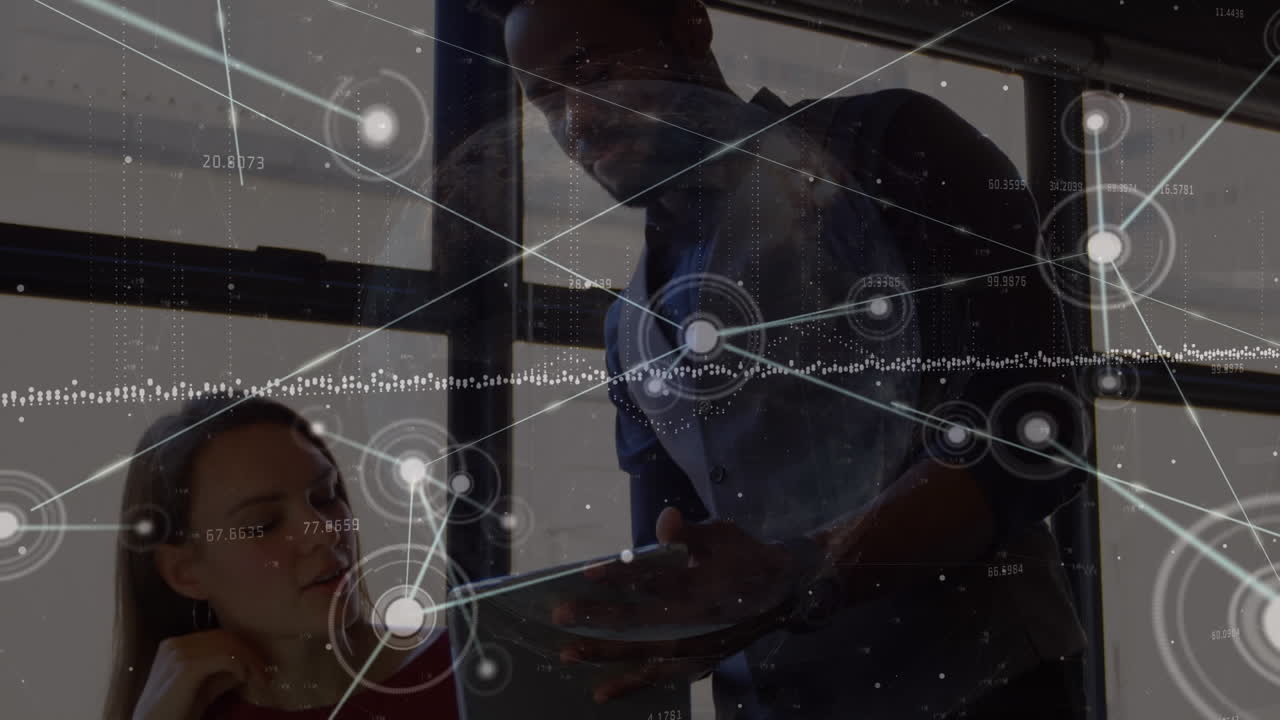 다양한 사업가들이 사무실에서 토론하는 연결망의 활성화