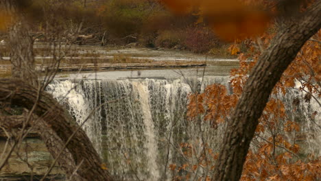 Majestuosa-Cascada-En-La-Escarpa-Del-Niágara-En-Ontario-Con-Impresionantes-Colores-Otoñales