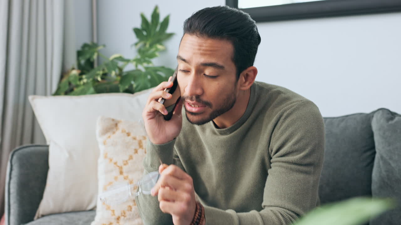 집에서 전화로 얘기하는 남자