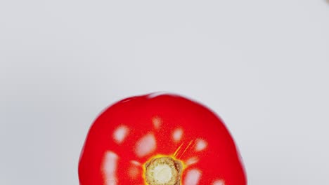 saboroso tomate fresco girando sobre un fondo blanco. copia el espacio. vista superior