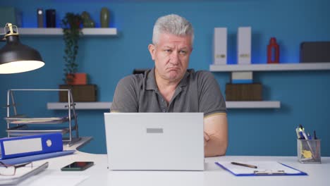 trabajador de oficina en casa pensando mirando a la cámara.