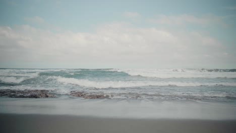 Wunderschöner-Meerblick-Mit-Wellen-Am-Sauberen-Strand-In-La-Union,-Philippinen