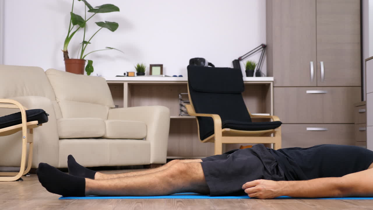 hombre haciendo yoga en casa