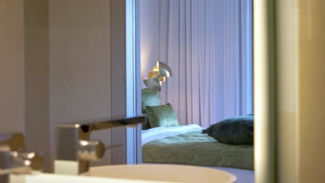 foto reveladora de un baño privado y un espejo que refleja la habitación en mougins