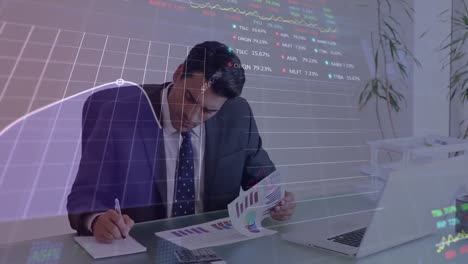 animación del procesamiento de datos del mercado de valores sobre un hombre de negocios caucásico leyendo documentos en la oficina