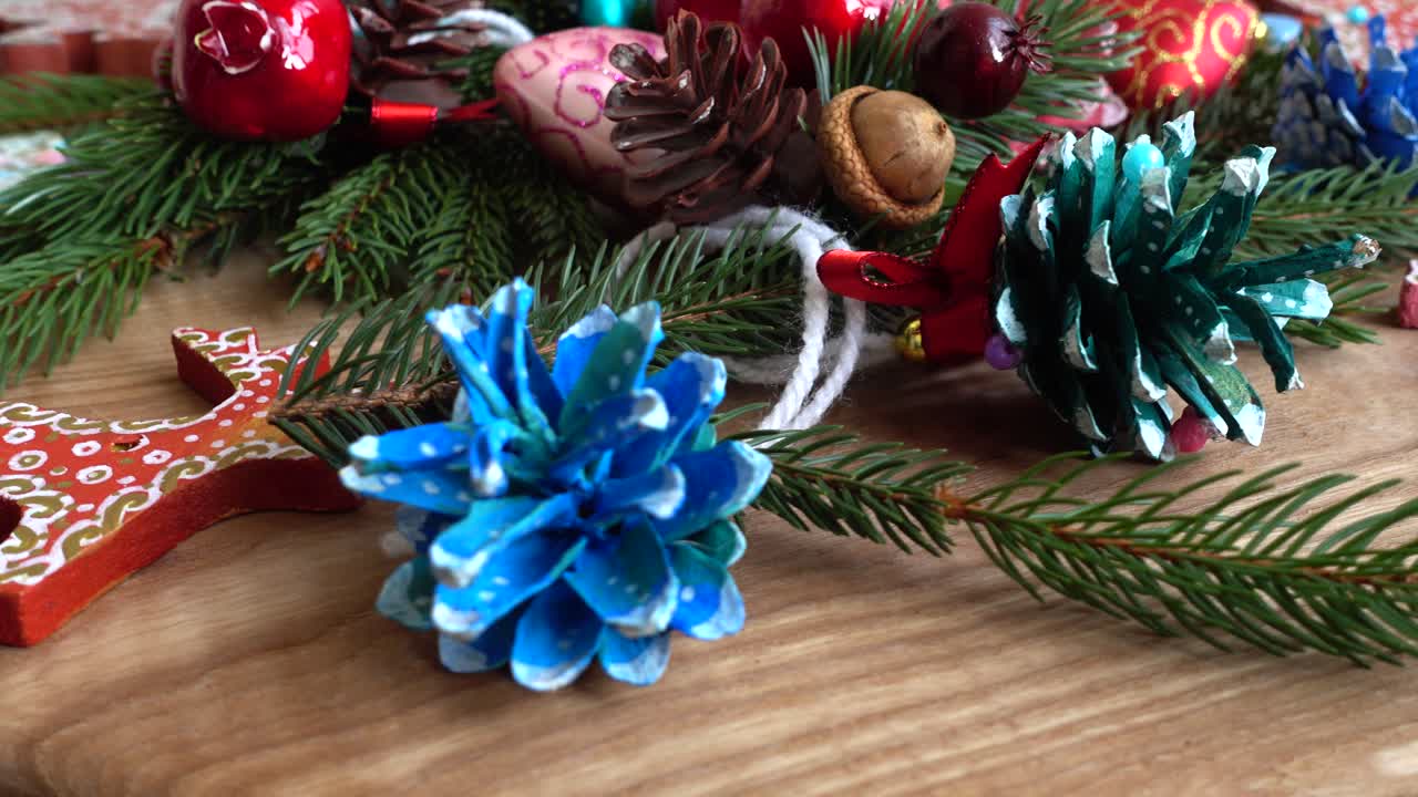 Festlig julepynt med furugrener og trepynt