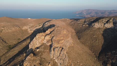 Escarpado-Acantilado-Rocoso,-Océano-Al-Fondo,-En-La-Isla-De-Kythnos,-Grecia