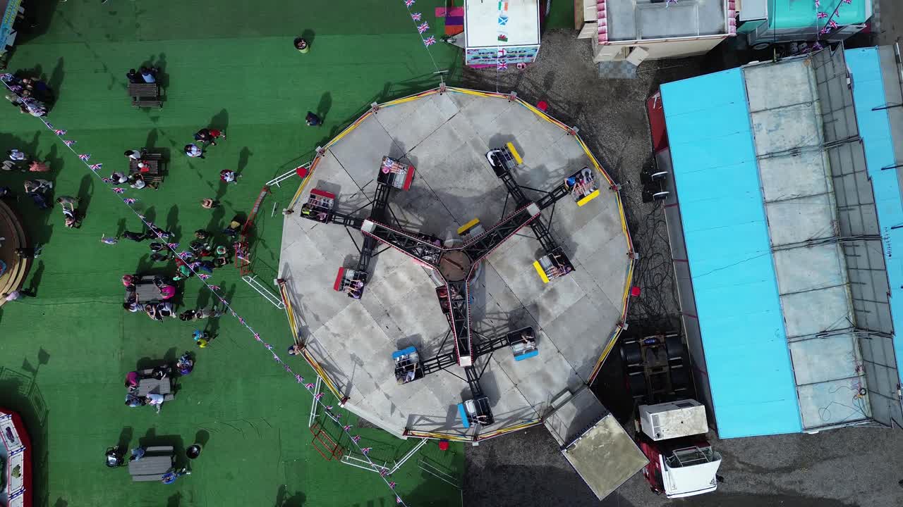4k30p vista aérea de drones parque de atracciones carnaval carrusel parque de recreación