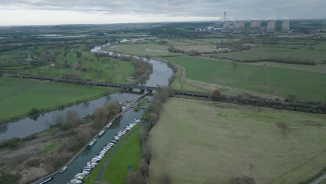 Río-Trent,-Central-Eléctrica-De-Ratcliffe,-Nottingham,-Reino-Unido,-Línea-De-Tren,-Paisaje-Aéreo,-Día-Aburrido,-Energía,-Torres-De-Enfriamiento,-Industria,-Invierno