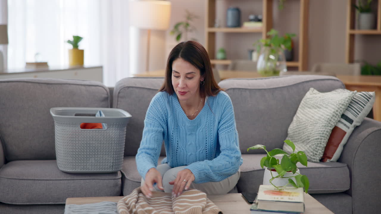 거실 에서 옷 을 접는 여자