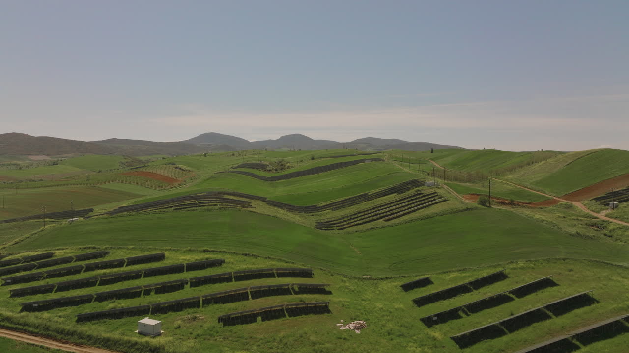 paisaje rural con paneles solares y campos en terrazas