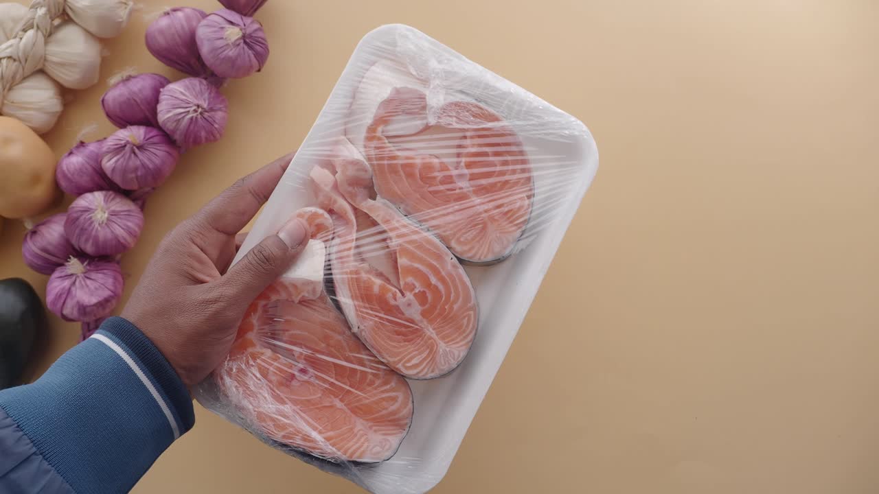 salmone crudo con verdure