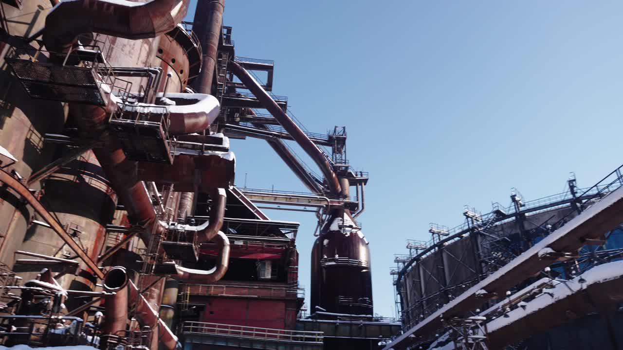 금속으로 만들어진 큰 녹화된 파이프와  ⁇ 크가 있는 산업 현장