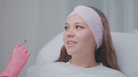 mujer que recibe un tratamiento de inyección facial