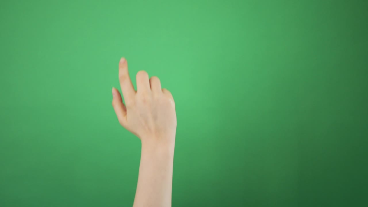 녹색 배경에 손으로 만지는 장치 화면