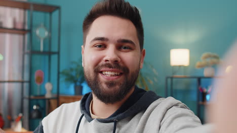 hombre caucásico blogger tomando selfie en teléfono inteligente grabando historias de vlog suscriptores de redes sociales