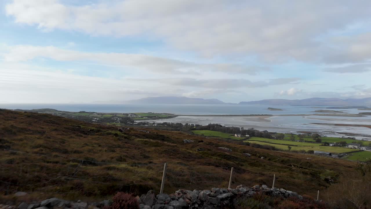 Aéreo: Volando sobre el terreno en Croagh Patrick y la famosa bahía de Clew en Irlanda