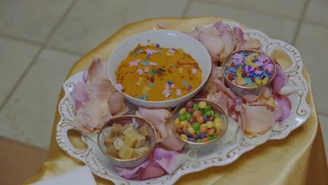 dulces de chocolate recubiertos de azúcar en pastel