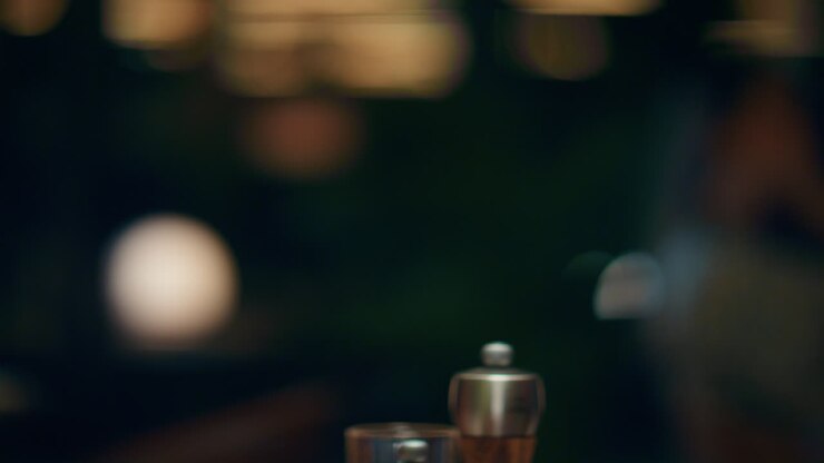 Coppia che brinda con calici di vino in un bar ristorante romantico. Concetto di cena di appuntamento.