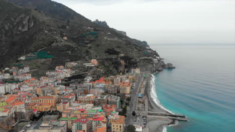 vista desde un avión no tripulado de la costa de amalfi