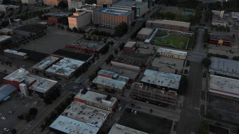 Luftaufnahme-Der-Skyline-Der-Stadt-Oklahoma-Bei-Sonnenuntergang-In-4k
