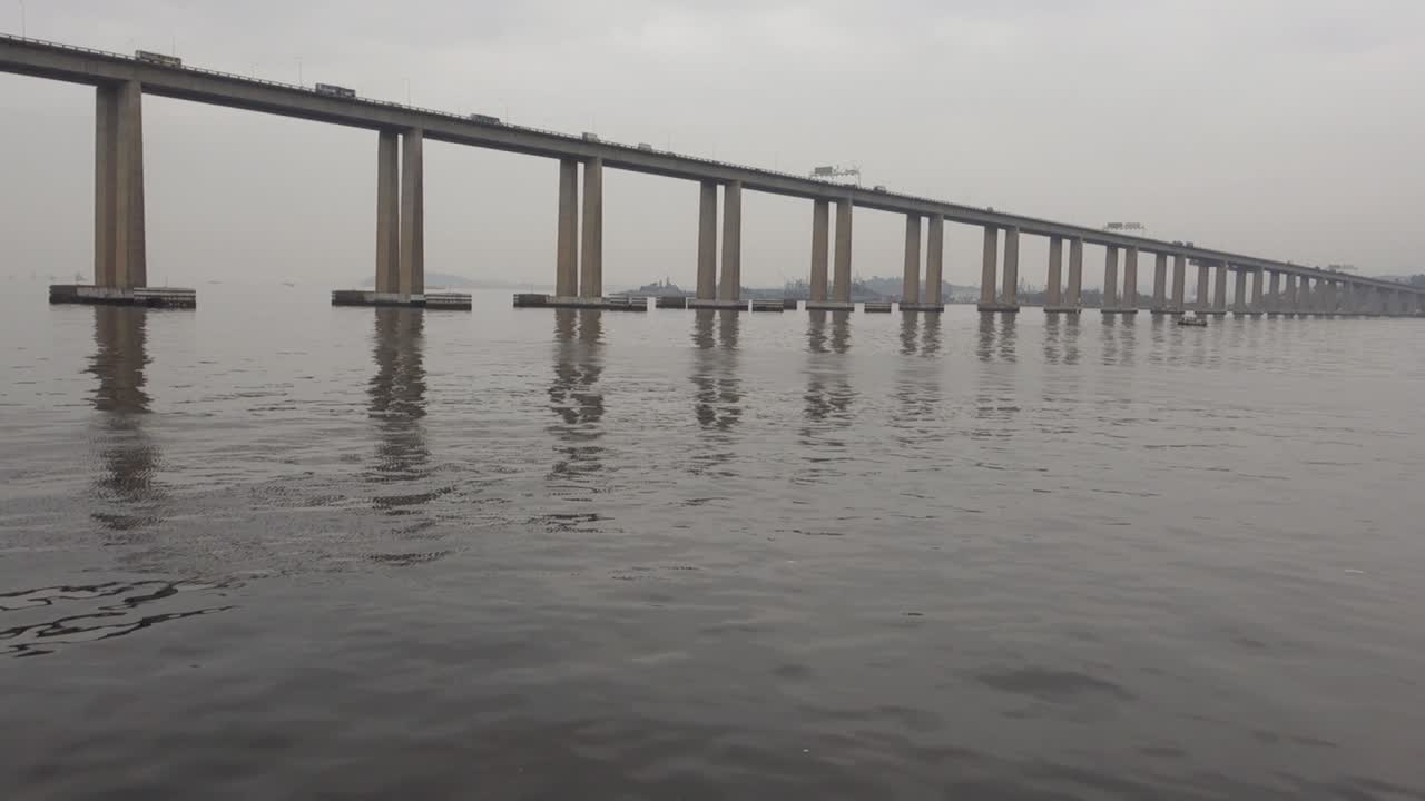 브라질의 과나바라만을 가로지르는 리오 니테로이 콘크리트 다리에서 운전하는 차량