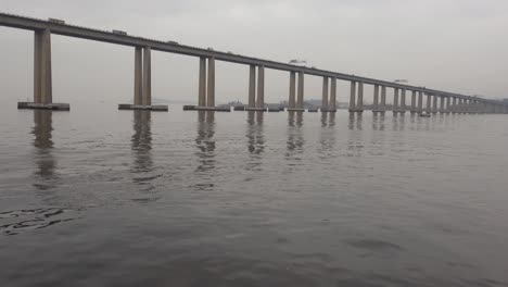 vehículos circulando en el puente de hormigón del río niteroi que cruza la bahía de guanabara en brasil
