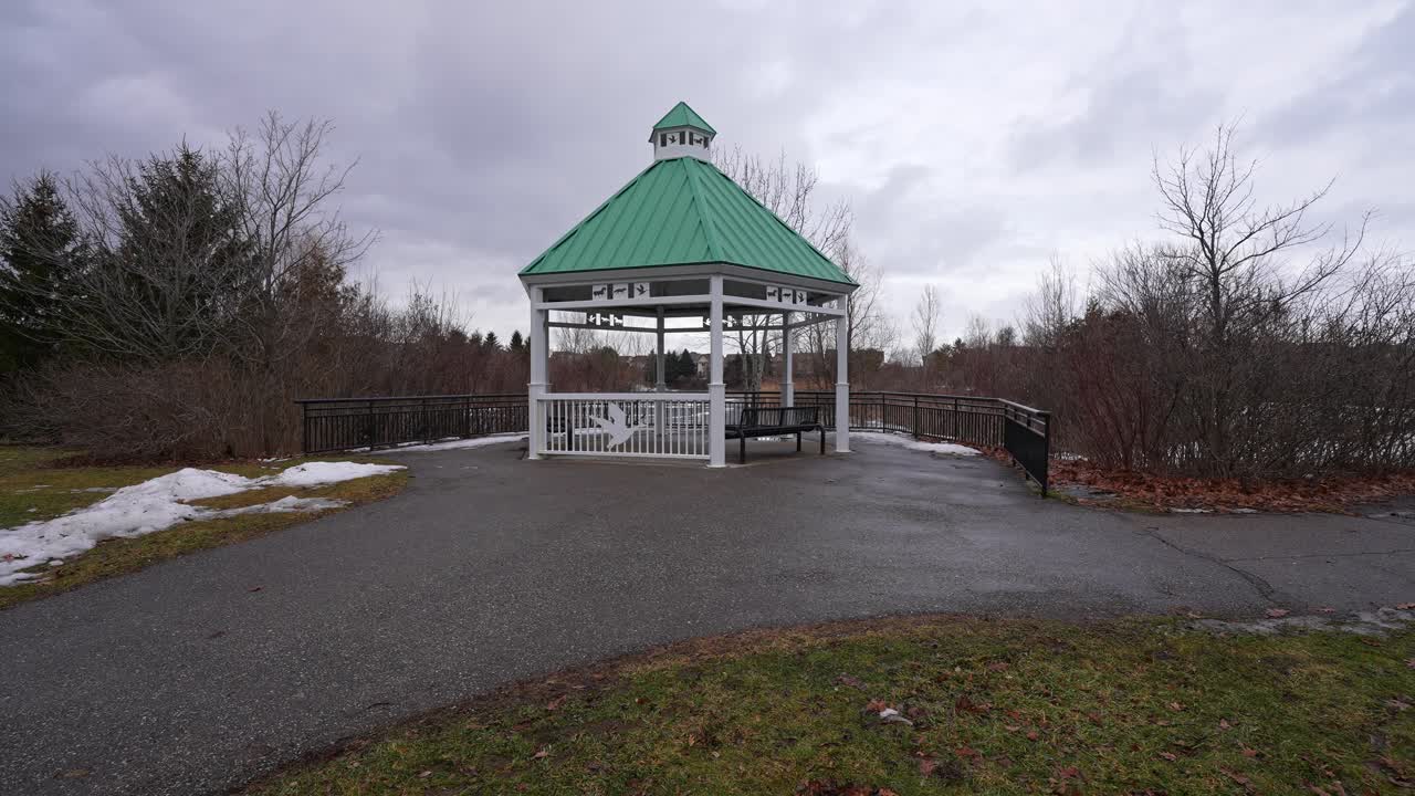 Parkpavillon und Picknickpavillon im Kinross Park Oshawa, Ontario, Kanada