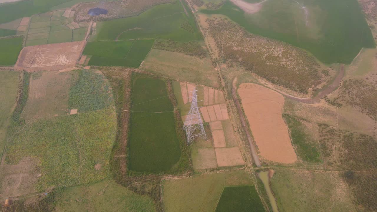antena de la zona rural de bangladesh con campos de arroz y pilones eléctricos