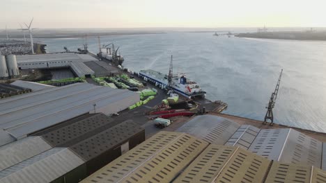 turbinas eólicas y estructuras de instalaciones en el astillero sheerness en la desembocadura del río medway en kent
