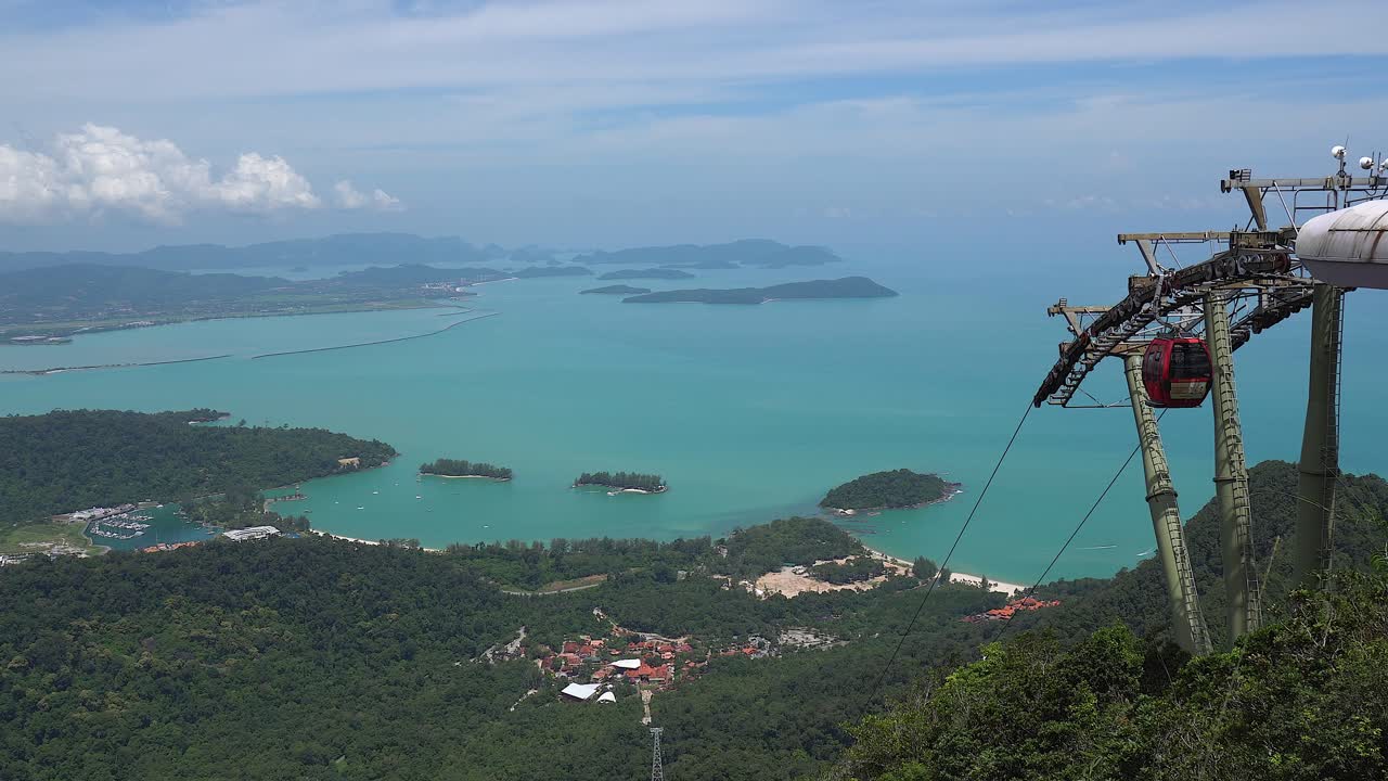 la góndola llega a la estación superior, el teleférico de langkawi en la isla de malasia