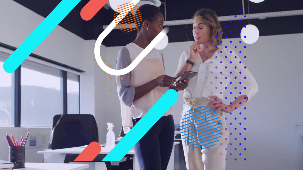Due donne che discutono di lavoro su tablet con sovrapposizione di animazione geometrica colorata