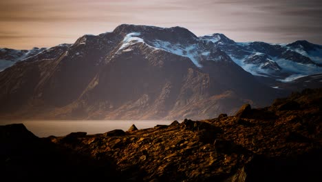 Montañas-Y-Fiordos-En-El-Paisaje-De-Noruega