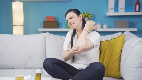 Woman-with-elbow-pain.