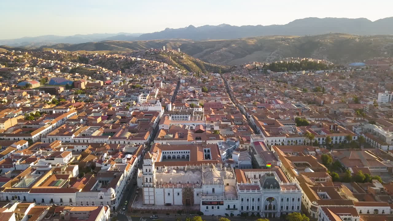 vista aérea volando sobre la pintoresca ciudad colonial de sucre, bolivia al atardecer