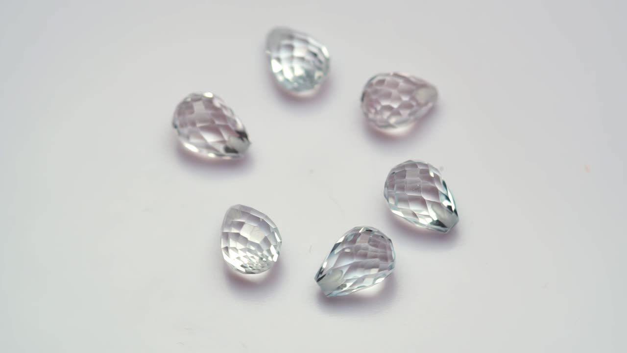 자연 브리올은 색 회전 테이블에  토파스 보석을 잘라