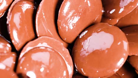 discos de chocolate brillantes moviéndose en una pila
