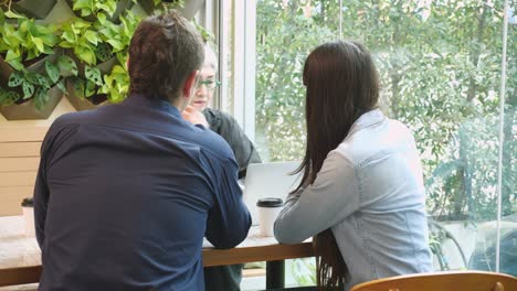 프로젝트의 합의에 대해 이야기하고 카페에서 사업가들과 설명하는 고령 여성, 커피에서 사업에 대한 대화와 파트너십에 대한 상담자 및 에이전트.