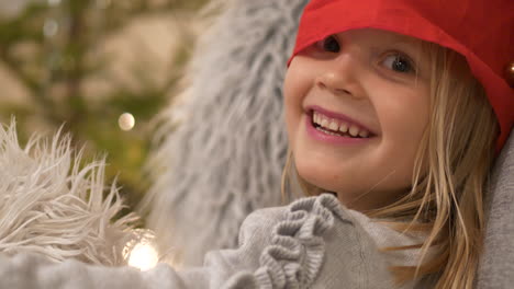 Porträt-Eines-Süßen-Kleinen-Mädchens-Mit-Weihnachtsmütze,-Das-Auf-Weihnachten-Wartet