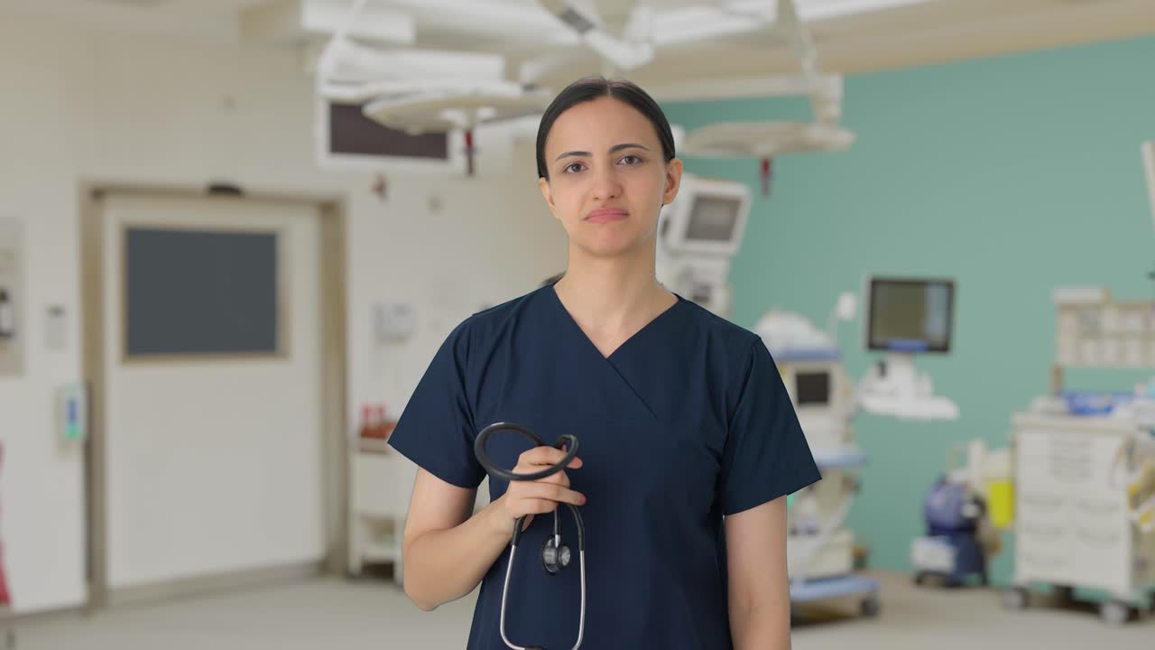 슬픈 인도 의사는 환자를 구할 수 없었습니다.