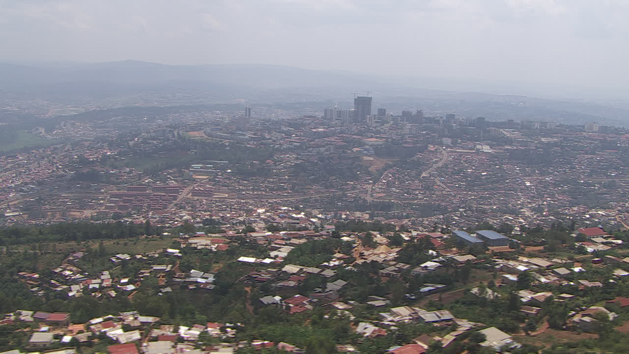Panoramica laterale dalle verdi periferie all'enorme città di Kigali, Africa.