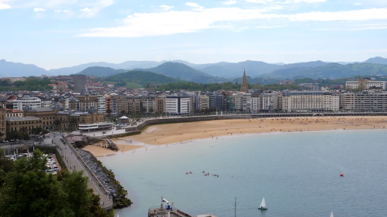 fotografía panorámica aérea de la histórica ciudad de san sebastián con playa de arena y cordillera en el fondo